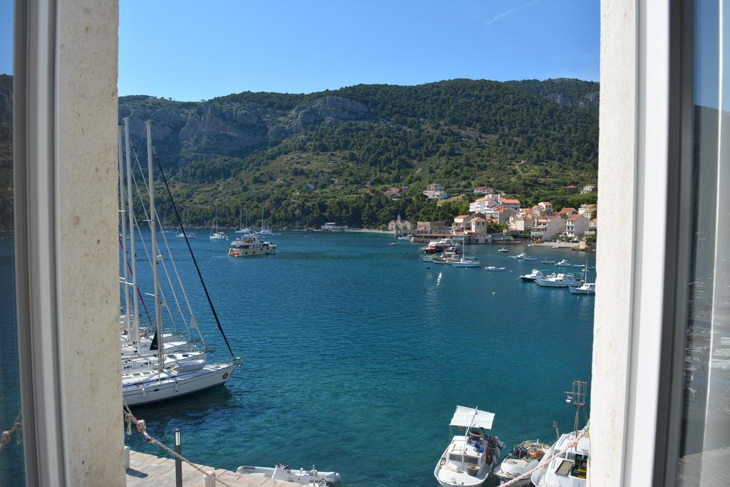 Apartment Riva 5 Komiza Bagian luar foto