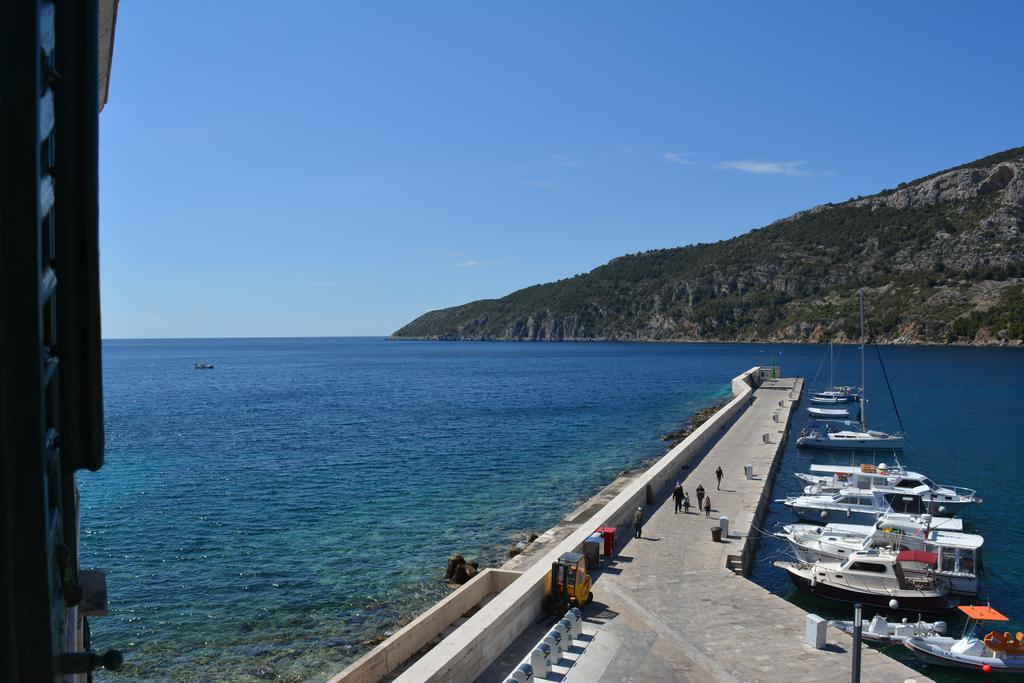 Apartment Riva 5 Komiza Bagian luar foto