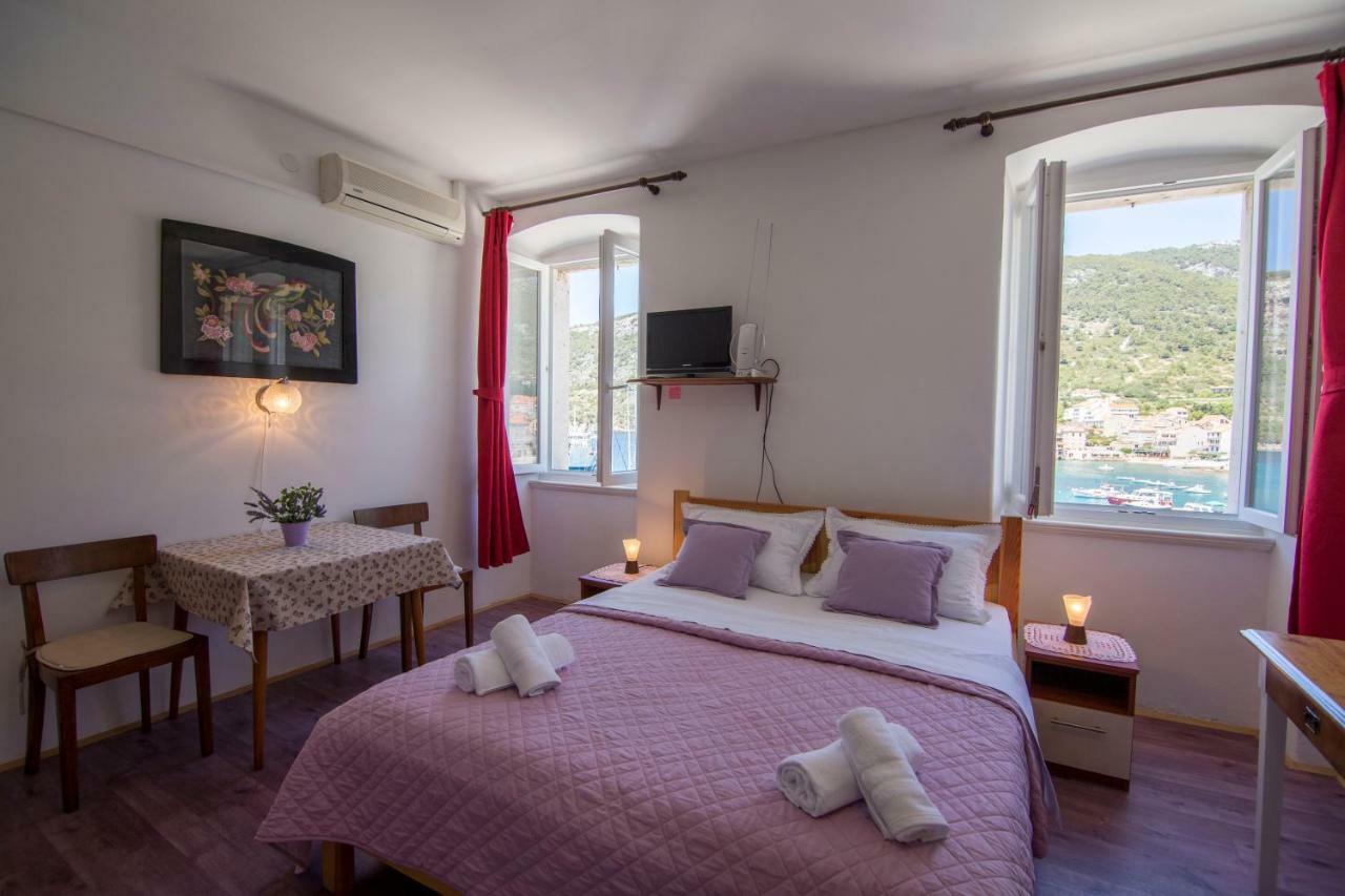 Apartment Riva 5 Komiza Bagian luar foto