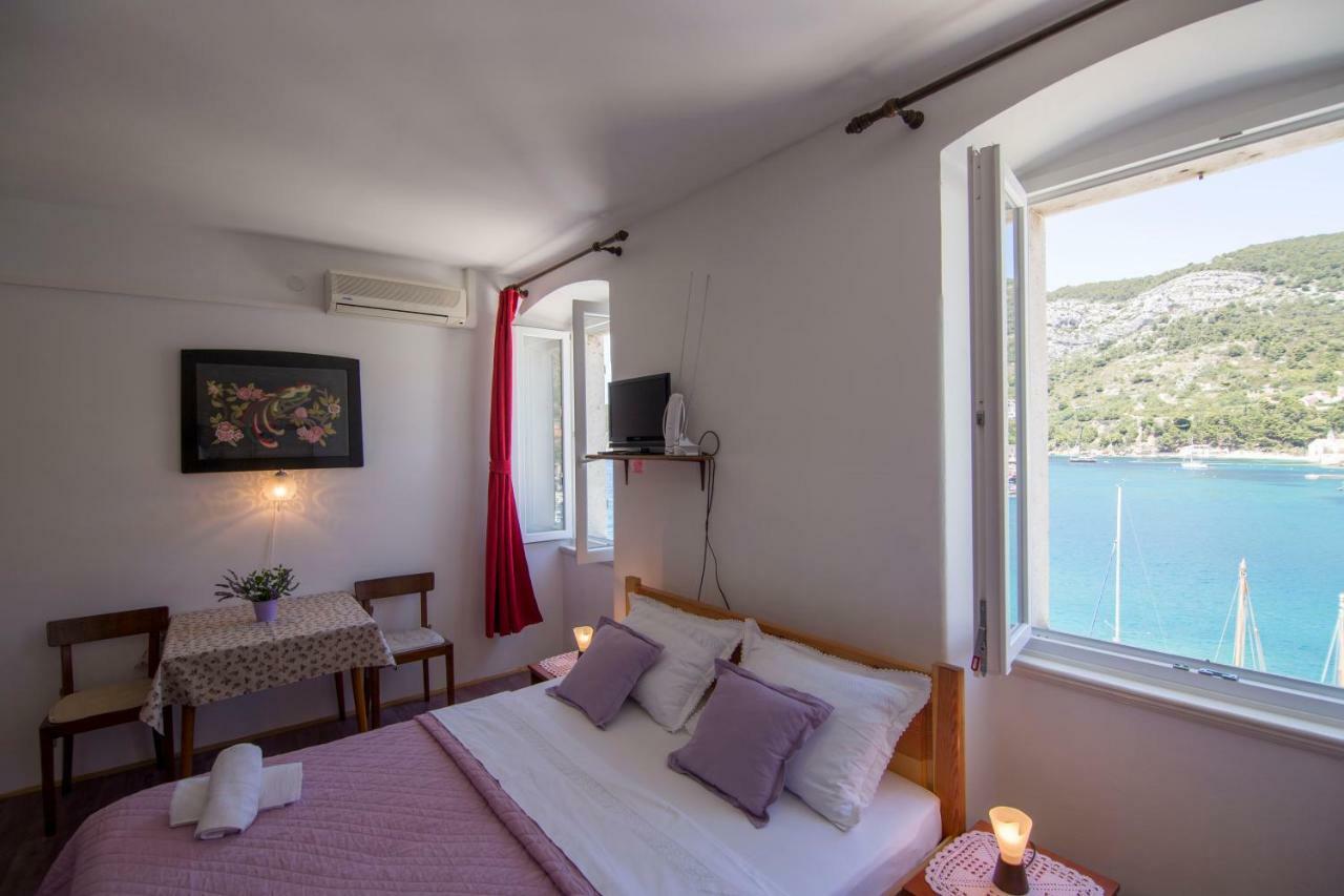 Apartment Riva 5 Komiza Bagian luar foto