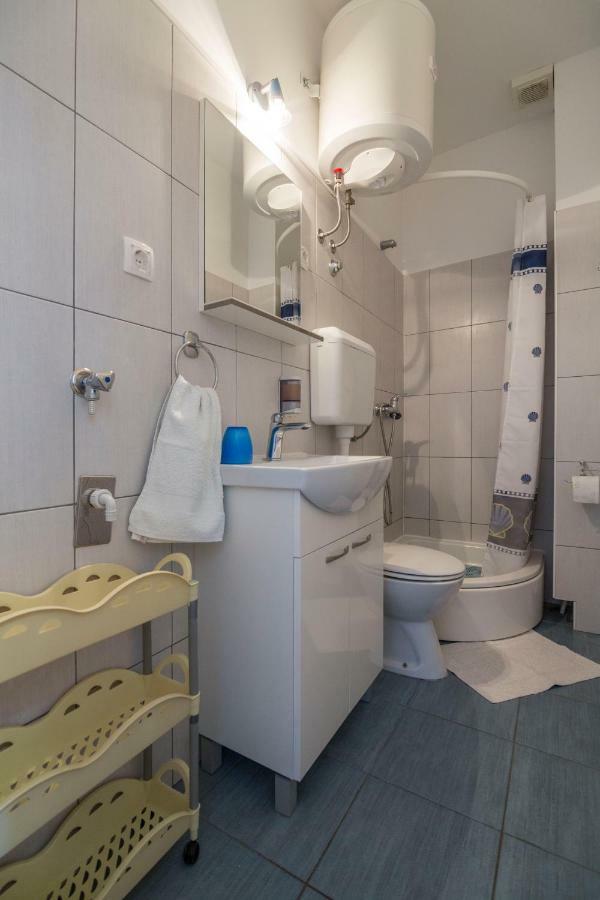 Apartment Riva 5 Komiza Bagian luar foto