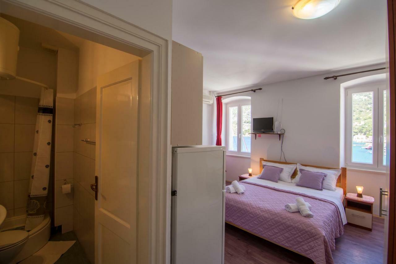 Apartment Riva 5 Komiza Bagian luar foto