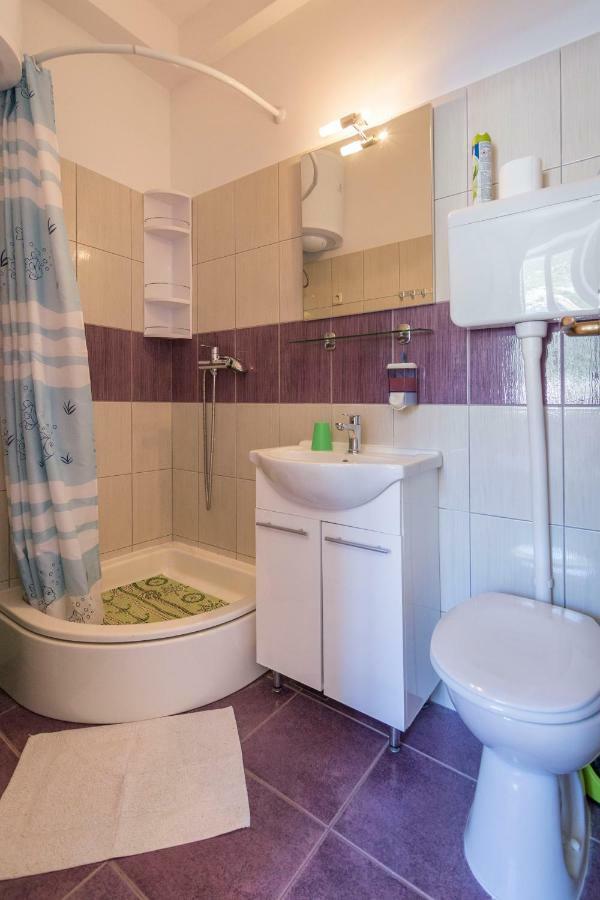 Apartment Riva 5 Komiza Bagian luar foto