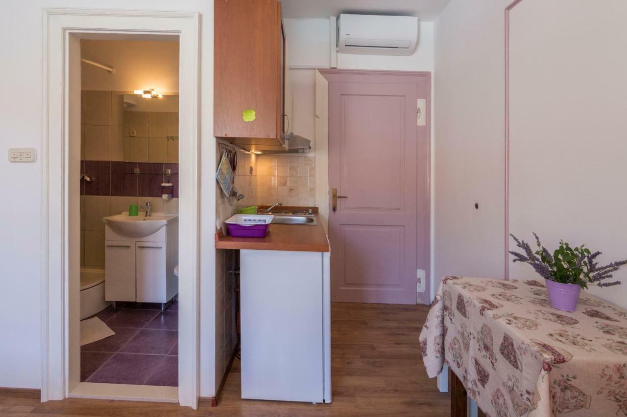 Apartment Riva 5 Komiza Bagian luar foto