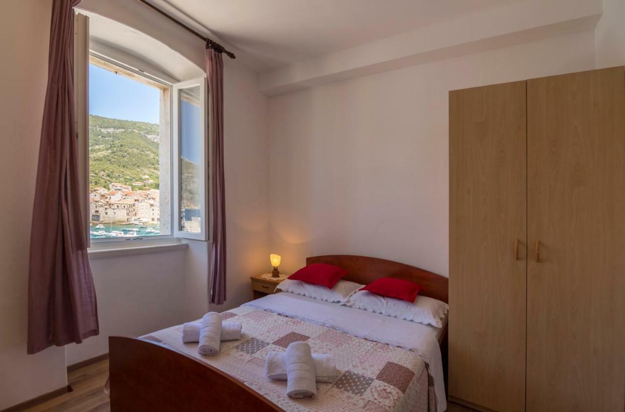 Apartment Riva 5 Komiza Bagian luar foto